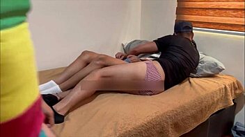 Entregó su CULITO a cambio de un REGALO in wild threesome!