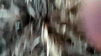 Am primit o muie fantastică în mașină într-o zi ploioasă în aer liber.