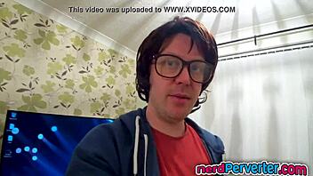 voluptuous uk babe sucking nerdy guy's dong! 😜