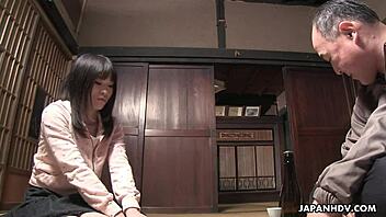 熟れたブロンド、タイトなマンコを今すぐ擦ってくれ！