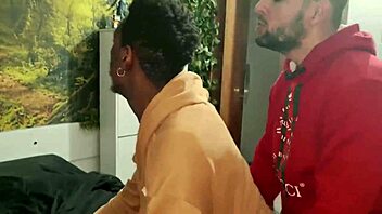 Rafael Bolt gemendo alto de prazer com Socyal sem camisa.