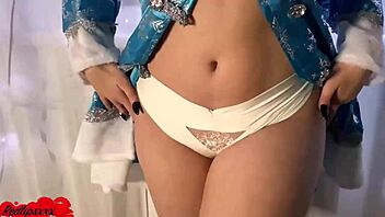 Blondynka sensualnie ssie kutasa i pieska z wytryskiem