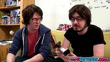 voluptuous uk babe sucking nerdy guy's dong! 😜