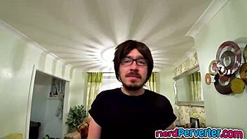 voluptuous uk babe sucking nerdy guy's dong! 😜