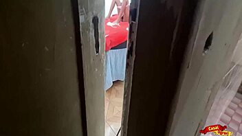 قبضت على ابنتي الزوجة وهي تتمايل لأول مرة في مؤخرتها، 18+!