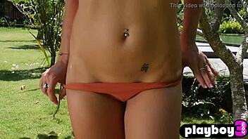 Blonde Milf Bexie Williams Toont Perfect Lichaam In Buiten Shoot