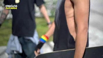 arrebentando o skatista com o pau