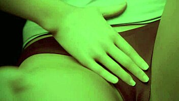 ¡Increíble! Dos dedos hasta el fondo en coño de milf pelirroja!