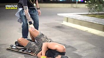 arrebentando o skatista com o pau