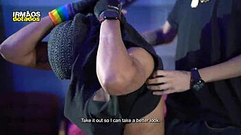 arrebentando o skatista com o pau