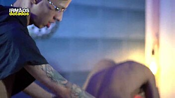 arrebentando o skatista com o pau