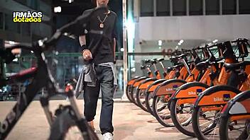 arrebentando o skatista com o pau