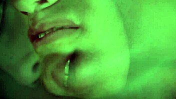 ¡Increíble! Dos dedos hasta el fondo en coño de milf pelirroja!