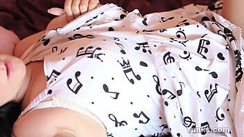 Sexy Aeryn Masturbates Intensely With Hitachi