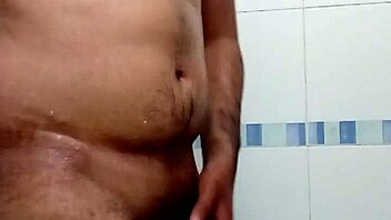 i send a bathroom selfie to my girlfriend on skype