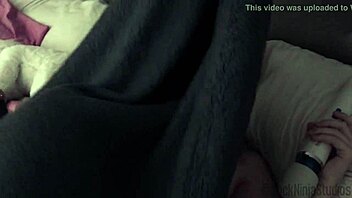 Nevlastní sestra přistižena s maminými hračkami bratrem! 😳