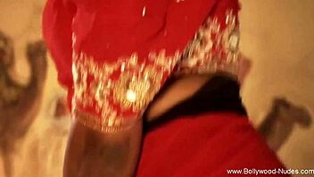 She dances lying down while giving handjob and blowjob 😍