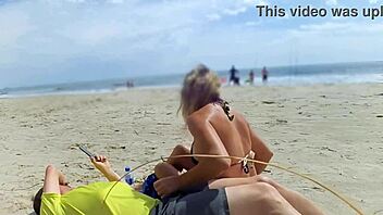 אני ממשיכה לגמור בחוץ מול כולם, לעזאזל