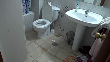 Můj nevlastní syn prosil, aby viděl mou zralou chlupatou piču, nemohla jsem odolat! 😅