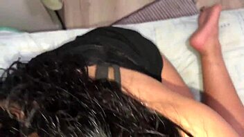 Vroča novinha v divji domači seks akciji!