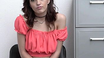 छोटी 18+ चोरनी पकड़ी, अब चुदाई से भुगतान कर रही