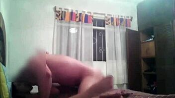 घरेलू वीडियो में बुजुर्ग मेक्सिकन ब्रूनेट चीखी