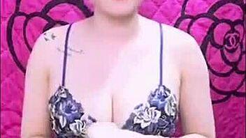 Hot Vietnamese Girl Performs Live Stream Session