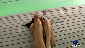 latina barna milf vetkőzik tánc közben a balkonon kint