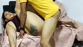 Padrastro pervertido no soporta ver el gran culo de su hijastra que termina foll�ndola duro como a ella le gusta