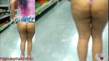 Deisyyeraldine Latina flashes ass in public mall