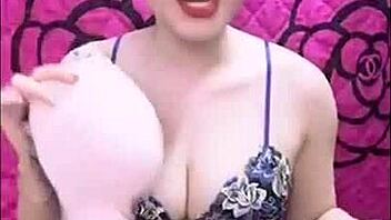 Hot Vietnamese girl live streaming on cam