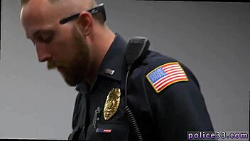 Гей-копы в белых трусах трахаются как полицейские гомики