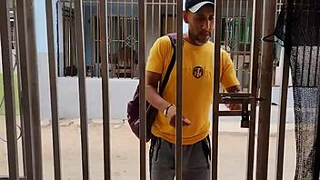 Padrastro pervertido no soporta ver el gran culo de su hijastra que termina foll�ndola duro como a ella le gusta