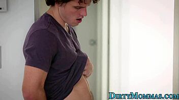 teen fingering stepmom's pussy 😏