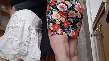 Sześć dzikich orgazmów pod jej spódnicą w zabawie w kuchni! 🔥