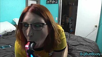 Büyük Götlü Kızıl Oyuncu Kız İçine Boşaltılıyor