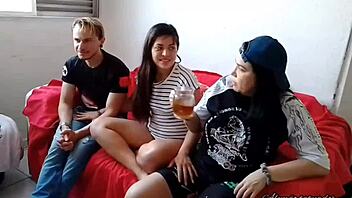 Sao Paulino infiltrates Corinthians fans and interacts with Pamela Pantera and Soraya Carioca.