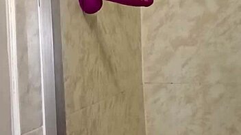 sexo con mi dildo en el baño gay latina