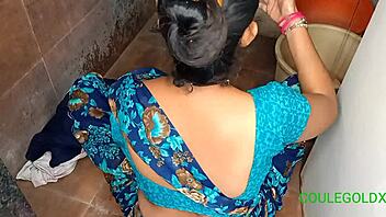 आंटी, जल्दी, कॉलेज शावर के लिए लेट हो रहा है! 😅