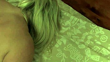 Blond MILF får en hård massage med blowjob och doggy-action i europeisk stil