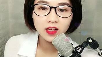 Korean beauty livestreams on Uplive with short hair