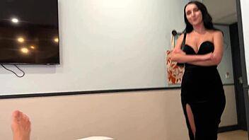 Macecha chytí nevlastního syna při masturbaci a vezme kontrolu divokým šukem?