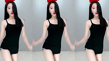 可爱中国女孩性感舞蹈，你能抗拒她的动作吗？