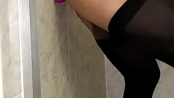 sexo con mi dildo en el baño gay latina