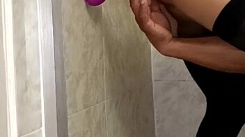 sexo con mi dildo en el baño gay latina