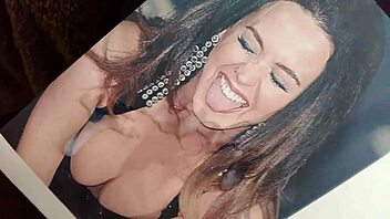 buen tributo a katy perry con sus grandes tetas