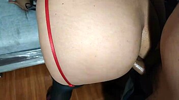 Съквартирантът ми чука задника ми здраво в горещ POV екшън