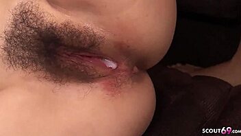 Ljubka japonska tinejdžerka 18+ se razdivja v kapajočem trosomu s creampiejem! 🔥