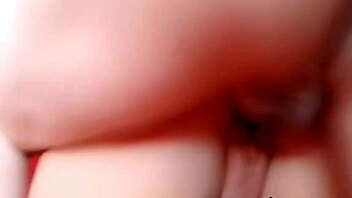 Sao Paulino infiltrates Corinthians fans and interacts with Pamela Pantera and Soraya Carioca.