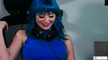 My Lesbian Girlfriend Is A Gamer